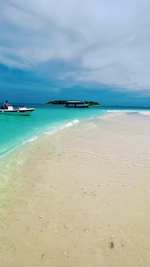 Explore the Stunning Beaches of Maldives 🏝️💙