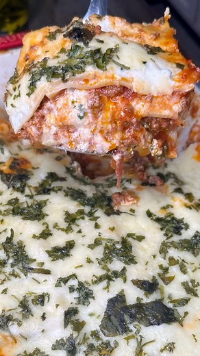 The best lasagna 🇮🇹 is made with béchamel and ricotta! Make it! Merry Christmas 🎄 🫶🏼 #lasagnarecipe #italianrecipes #ChristmasRecipes | Melissajorealrecipes