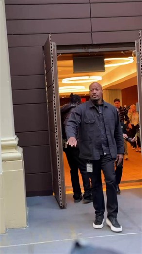 Kim Kardashian turned heads stepping out with an ultra-rare, limited-edition sterling silver Hermès Kelly bag valued at over $300,000. People literally cleared a path for her, she never misses when it comes to making a grand, high-fashion entrance! https://t.co/6qaRSXmNyY