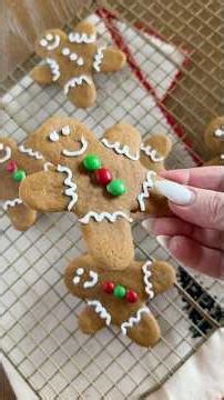 Gingerbread Men Cookies - #christmasrecipe #cookierecipe #gingerbread