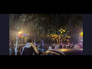 湖南外卖骑手大规模骚乱，特警深夜维稳清场｜新闻特写20251224