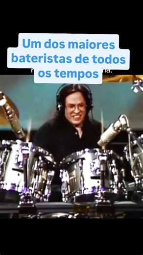 História da Música on Instagram: "Há 33 anos perdíamos Jeff Porcaro 🕯️ 5 de agosto de 1992 Jeff Porcaro não foi apenas o lendário baterista do Toto. Ele também foi um dos músicos de estúdio mais requisitados de todos os tempos, participando de centenas de gravações ao lado dos maiores nomes da música. Seu groove inconfundível marcou álbuns de artistas como: Michael Jackson, Steely Dan, Paul McCartney, Elton John, Bruce Springsteen, Pink Floyd, Madonna, Eric Clapton, Bee Gees, Dire Straits, Boz 