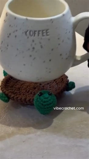 vibecrochet.com on Instagram: "This crochet turtle coaster just adopted my coffee mug 🐢☕️✨ Would you keep this on your desk—YES or NO? 👇 Pattern/details in the link in bio 🧶 #CrochetUSA #MadeWithLoveUSA #HandmadeCanada #CanadianMakers #CrochetAustralia #AussieMakers #HandmadeAustralia #UKCrochet #CrochetEurope #CrochetUK #EtsySellersUSA #SupportSmallAU #CrochetCoaster #CrochetHomeDecor #Amigurumi #CrochetPattern #CoffeeLover #HandmadeGift #CrochetAddict #CrochetersOfInstagram #YarnLovers #Sup