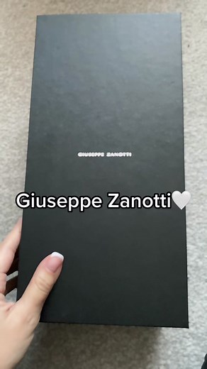 New 😍🤍#slippers #guiseppezanotti #fyp #foryoupage #reco #unpacking #tiktok #londonlife #love #recomendation #fy #elbruso#viral#❤️ #londonlife