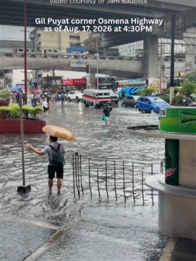 NA PARA BANG PARUSA MAGING ORDINARYONG PILIPINO 😩 Struggling against knee-deep floodwaters, commuters and motorists navigated inundated streets in Makati on Monday afternoon following torrential rains brought by the southwest monsoon (Habagat). Uploader Jam Bautista captured footage of the flooding along Gil Puyat Avenue corner Osmeña Highway at 4:30 PM today, August 17, 2026. She also shared with The Philippine STAR that her company granted them an early dismissal, noting that her travel time