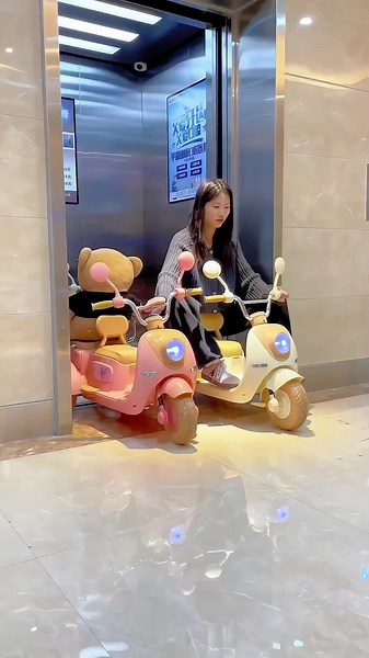 The two-seater #children's electric motorcycle can be controlled by remote control and self-driving. It comes with lights and music. It's fun and exciting. What child wouldn't like it! #childrenelectricmotorcycle
