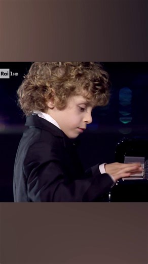 A sei anni incanta l'Ariston al pianoforte: l'esibizione del piccolo Alessandro Gervasi