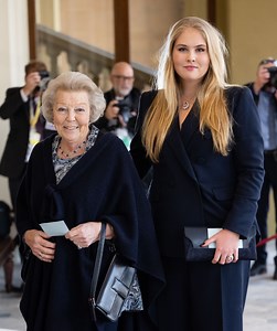 Prinses Beatrix en prinses Amalia verschijnen in matching looks op Buckingham Palace