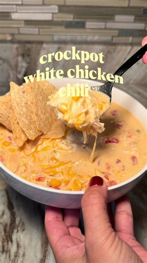 Crockpot white chicken chili 🤍 FULL RECIPE: 2 chicken breasts 1 can corn 1 can rotel or diced green chiles 1 package taco seasoning 1 block cream cheese 1 cup heavy cream 2 cups chicken broth Sour cream, shredded cheese, avocado and cilantro for garnish #cooking #slowcooker #crockpot #easyrecipe #fyp