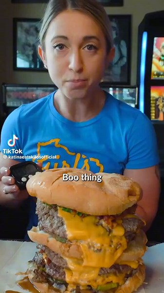 Could you eat a 6lb hamburger in 45 minuets? Not sure if I could, her shirt is top tier🤣🤣