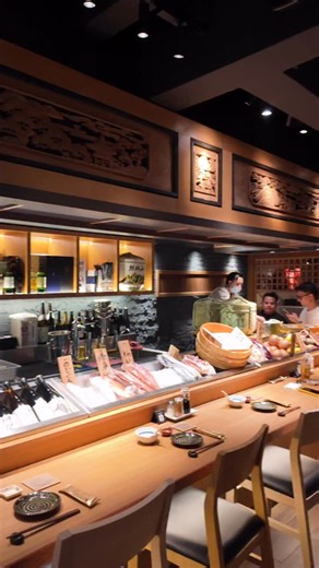 ✋🏻Found a Robatayaki spot with a real, traditional Robata hearth— just like in old Japan! 🇯🇵🔥🎣😳 And I love that they still use the long wooden paddle to serve the skewers— adding a fun, old-school flair to the meal. It’s really the freshness of the ingredients that stands out, at the very heart of this Robatayaki experience! [invite] Follow @exploregowhere and let’s go explore hidden gems in Singapore! Any unique experience to share or places to explore — we want to know! 📍Robata Akari Si