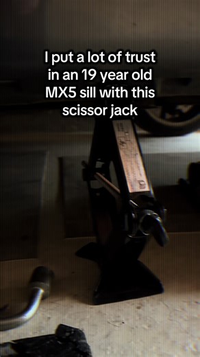 The front drivers side brake kept sticking on. I spent a while seeing if I could free the caliper up but it was beyond saving. Easiest way to sort it? Replace the whole unit. Of course, my old jack wouldn’t fit underneath and I had to break out the factory fitted scissor jack that had not ever been used! Dreadingbthe worse, a collapsed sill when using it, I was pleasantly surprised how solid this car is across the board! The brakes are fitted and bled, just the replacement wing mirrors to do and