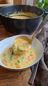 Krämig broccolisoppa med morot & cheddar. Såå gott!! En favorit från förra året men perfekt sopppa att äta i höst. Fylling, smakrik & mättande. Cheddar gör det verkligen gott 😍 men kör typ präst funkar också. Någon ost med smak! Spara & laga säger jag bara! ❤️ Ingredienser 4 serveringar 25 g smör 3 medelstora morötter 2 vitlöksklyftor 1 tsk Paprikapulver 1 tsk Lökpulver 1.5 msk vetemjöl 2 tärningar kycklingbuljon (alternativ grönsaks) 250-350 g broccoli (jag använde fryst) 7 dl vatten 2 dl gräd