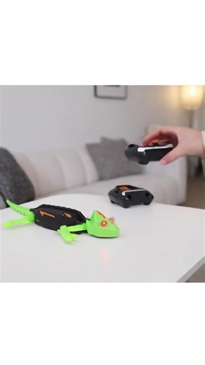 Remote Control Wall Climbing Lizard Toy, Interactive RC Reptile with LED Lights, 3D Rotating Design, Perfect Pet & Home Decor Accessory #kidsplaycenter #interactivecattoy #smartphonekids #lizardkeychain #childrentoy #boytoys #kidfriendlyactivities #frogtoy #toygadget #techtoys