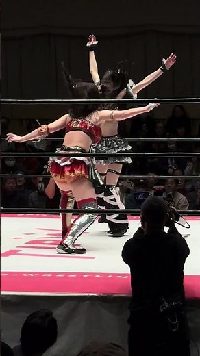 瑞希が上原わかなを踏みつけていくとコーナートップに登ってダイビングボディアタックでぶつかっていくもドロップキックをわかなが返す 東京女子「第6回“ふたりはプリンセス”Max Heartトーナメント」