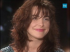 LES PREMIÈRES FOIS DE LIO. Lio, sur le plateau de «Double jeu» en 1991, laisse un Thierry Ardisson sans voix en répondant à la question : «Ta première expérience sexuelle ?» par un «C’est-à-dire ? Précise ta question» plutôt coquin. L’animateur, décontenancé, répond finalement : «Ben, la chose sexuelle». | INA