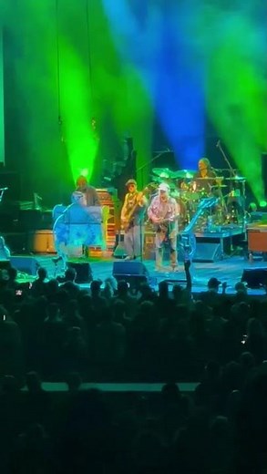 Neil Young, “Like A Hurricane,” Hollywood Bowl 9-15-25 //