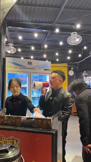 A Choén cơ sở 11 chính thức khai trương rồi mọi người oi 🥰 —————————————————- A Choén - Bò Nướng Than Hoa 🔥 📌 CS1: 86 Quảng Bá, Tây Hồ, Hà Nội ( ☎️: 037.417.1930) 📌 CS2: 89 Nguyễn Hoàng, Mỹ Đình, Hà Nội ( ☎️: 035.639.0023) 📌 CS3: 281 Đội Cấn, Ba Đình, Hà Nội ( ☎️: 096.818.9293) 📌 CS4: 93 Võ Thị Sáu, Hai Bà Trưng, Hà Nội ( ☎️: 0918.121.000) 📌 CS5: 108 Chùa Láng (ngã 4 Huỳnh Thúc Kháng kéo dài), Đống Đa, Hà Nội ( ☎️: 0979.213.332) 📌 CS6: 543 Nguyễn Văn Cừ, Long Biên, Hà Nội ( ☎️: 098.696.1