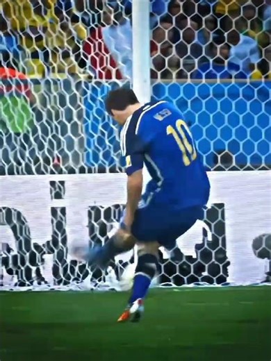 Messi reminding the miss that he made in 2014 WC Final.💔 #messi