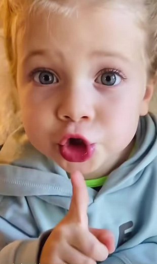 Positive Vibes: Inspiring Video of a Little Girl Spreading Happiness