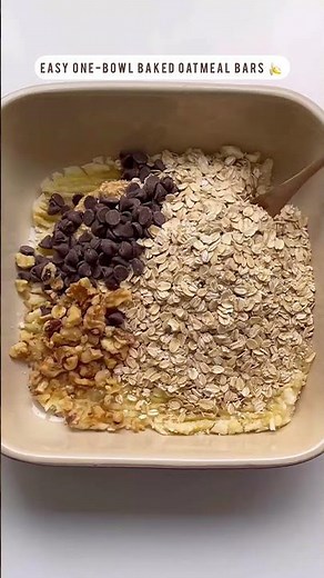 easy one-bowl baked oatmeal bars 🍌