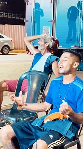 Nos banhos solidários que realizamos para nossos irmãos que estão em situação de rua, colocamos louvores (pedidos por eles), enquanto aguardam para tomar banho. É especial porque trás a lembrança momentos que eles viveram. Muitos destes um dia estiveram em altares, igrejas, células, reuniões religiosas e hoje infelizmente não conseguem nem se quer entrar em uma igreja.Enquanto os louvores são tocados, uns cantam, outros choram e muitos sentem a presença de Deus. . O louvor liberta! Somente Deus 