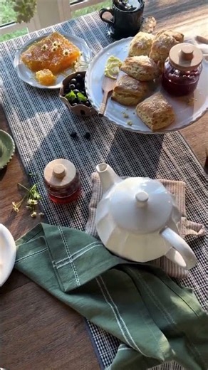 Cozy Kitchen & Beautiful Table Setting | Warm Home Inspiration