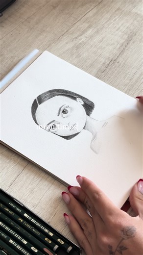 Dibujos a Lápiz y Crayolas: Arte de Julia López