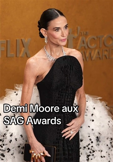 Après une apparition remarquée au défilé @Gucci à Milan, #DemiMoore était présente aux SAG Awards hier soir, dans une création #Schiaparelli issue de la collection haute couture printemps-été 2026.