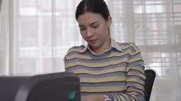 Der schwarze Barcode-Drucker druckt den QR-Code auf den Aufkleber.