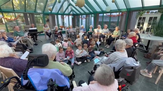 Vandaag kwamen de leerlingen van het derde leerjaar van de Sint-Michiel lagere school langs. Ze hadden een dansje voorbereid en zongen ook samen met onze bewoners enkele liedjes. Het was super gezellig! | De Nootelaer