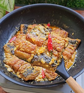 Learn how to make Salted Egg Bangus—a crispy fried milkfish topped with rich, savory salted egg sauce. A perfect mix of texture and flavor that's sure to impress at any Filipino meal! #SaltedEggBangus #FilipinoFood #PinoyRecipe #BangusDish #SaltedEggSauce #CrispyBangus #FoodiePH #LutongBahay #SarapPH #EasyPinoyRecipes #SeafoodLover #HomeCookedMeals | Yummy Kitchen