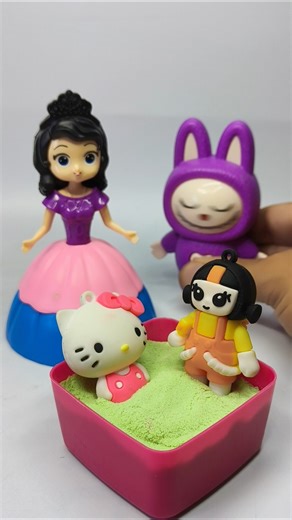 Satisfying Princess Elsa with Hello Kitty and Young Hee