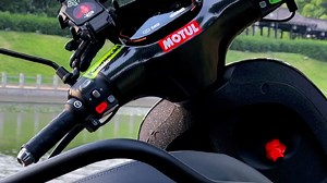 “1800w电机给不了你很快的速度，但要相信九号能带给你浪漫和高级”