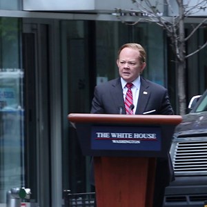 4M views · 25K shares | "Sean Spicer" (Melissa McCarthy) rolled on by...