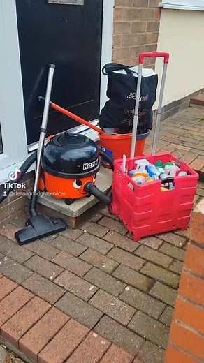 Come & join us our last clean of the day.... Little snippets of each room plus toilet roll origami chucked in 😉🧻🍃 We're still getting used to the voice overs so be kind please 🙏 Let us know what you think 👇 #cleanfreshhype #cleaningtiktok #cleaning #cleantok #clean #homedecor #bedroomdesign #thepinkstuff #greatermanchester #cleanandbright #tiktokindia #tik_tok #tiktok #thursdayvibes #thursday #cleanwithus #cleanwithme #voiceovers #voiceover #origami #toiletrollorigami #flash #minky #hinch #