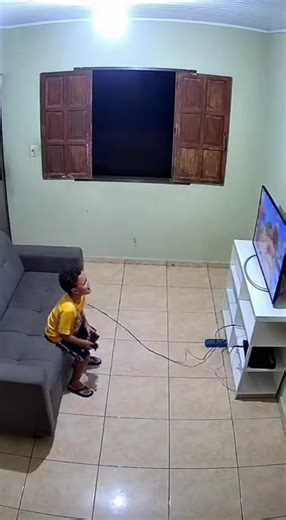 Ele quebrou a TV enquanto jogava vídeo game na sala da casa! 😱 #viralvideo #sora2 #viral