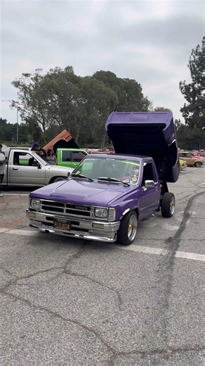 Lakers tribute Toyota truck with some moves #minitruckrevival #80s #lowrider #wirewheels
