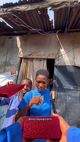 804K views · 32K reactions | Secret Santa 1/15She thought it was a dream . We organizing a secret Santa surprise for individuals, families who are struggling financially. We collect wish lists or gift suggestions from then and then surprise them 六‍Secret Santa might be in your neighborhood. Watch out #ositapopcorn #santa #gift #christmas | Osita Popcorn | Facebook