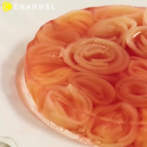 パーティー向けスイーツ♡桃の缶詰でお花いっぱいゼリー レシピはコメント欄で！ by C CHANNEL Food ※過去の全動画を見るなら、iPhone/Androidアプリ「シーチャンネル」で検索！動画保存もできます(o^^o) #cchannel #料理 #レシピ #recipe #ゼリー #桃 | C Channel