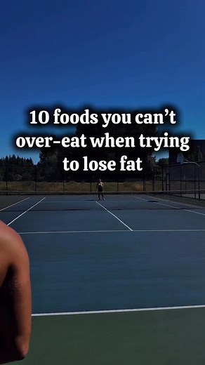 👉🏻 Want to feel full while staying in a calorie deficit? Here are 10 low-calorie, high-volume foods that make fat loss easier, with a few new options mixed in: Leafy greens (spinach, romaine, kale, arugula) - huge bowls, tiny calories. Shirataki or konjac noodles - pasta texture with almost no calories. Air-popped popcorn - surprisingly filling for very few calories. Cauliflower rice - big portions that fill your plate. Cucumber slices - hydrating, crunchy, snack all day. Bell peppers - sweet,