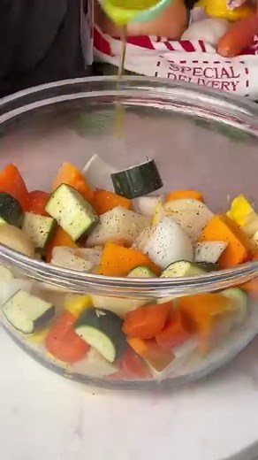 The absolute crispiest roast veggies you'll ever eat 🤤 👩‍🍳 Sunbeam product 👩‍🍳 SteamFry Air Fryer Steam 🧅 Ingredients 🧅 1 carrot 1 zucchini 2 yellow squash 1 red onion 2 potatoes 1/2 pumpkin 2 tsp olive oil 2 tsp corn starch 2 tbsp dried mixed herbs Salt & pepper #Sunbeam #LiveMoreEffortless #SunbeamAirFryer | Sunbeam Australia and New Zealand