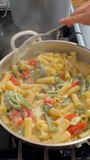 Pasta Primavera Cremosa con Tocino y Chile Poblano
