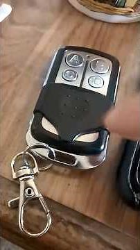 Universal garage remote battery change. Cambio de bateria de control remoto universal de cochera.