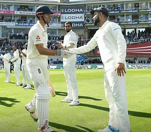 Alastair Cook gets Guard of Honor from Indian team in his last Test match