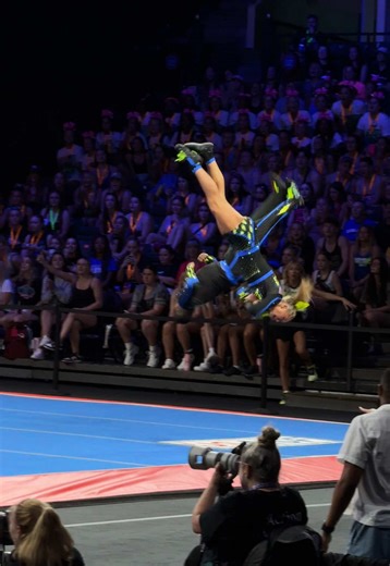 🤩💙🤙⚡️ #cheer #cheerleading #flips #tumbler #girlboss | cheerleading