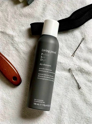 Before you work out, apply dry shampoo — even if your hair isn’t oily yet. Here’s why 👇🏾 Dry shampoo absorbs sweat before it turns into oil, and helps prevent buildup on the scalp, and reduces friction at the roots. For extension wearers, this is HUGE. Sweat friction can cause unnecessary tangling, matting, and stress at your attachment points. Applying dry shampoo before the gym creates a barrier that keeps your hair fresher, longer — and protects your investment. Think of it as preventative 