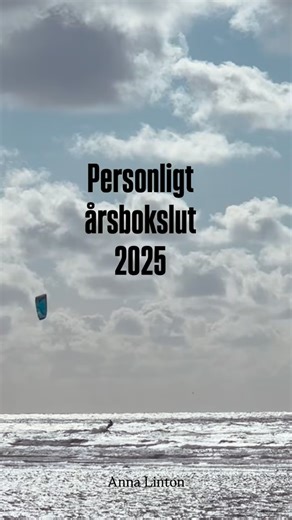 Anna Linton on Instagram: "Året börjar lida mot sitt slut och det kan vara skönt med en stund av reflektion. Det känns som att detta år varit fullt av förändringar för många. Så även för mig. Det känns på alla plan. Varje år gör jag ett personligt bokslut för att samla ihop mig, landa i nuet och blicka nyfiket & mjukt mot det som komma skall. Jag brukar ge skrivandet några dagar, ibland veckor. Inte tänka så mycket utan låta pennan dansa på pappret och låta det undermedvetna få tala. Skala bort 