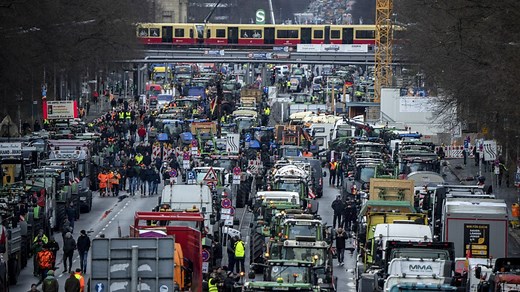 Video. Farmers in Romania, France and Germany continue road convoy protests