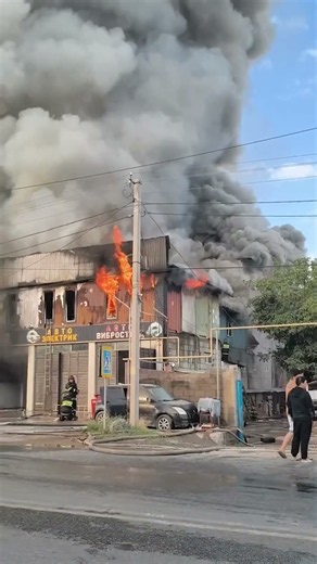 В Бишкеке вспыхнул крупный пожар на СТО